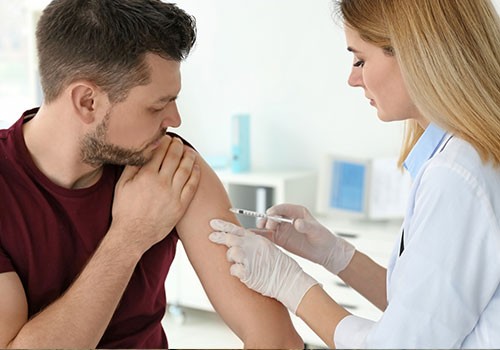 Les vaccins obligatoires des bébés à la naissance sont effectués pendant le séjour à l’hôpital